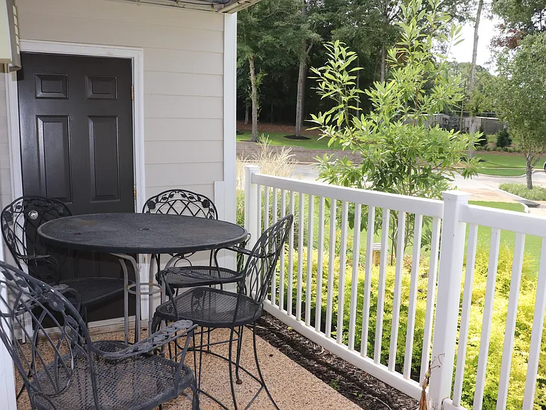 Laurelwood Apartment Homes — Photo 7