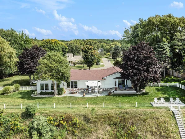 1806 Surfside Dr, Manistee, MI 49660