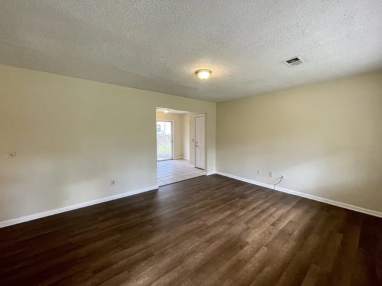 115 Hardwick Rd — Photo 2