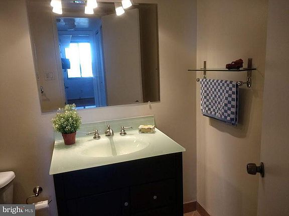 4th image of 118 Monroe St APT 608