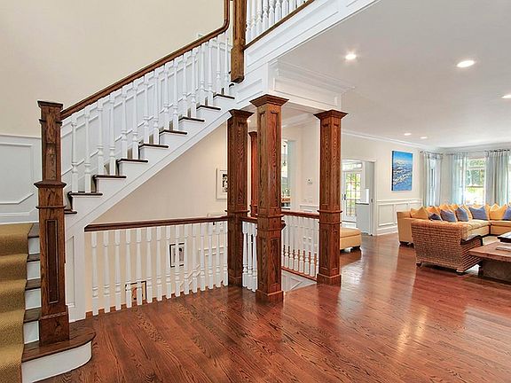 2nd image of 4 W Hills Ct