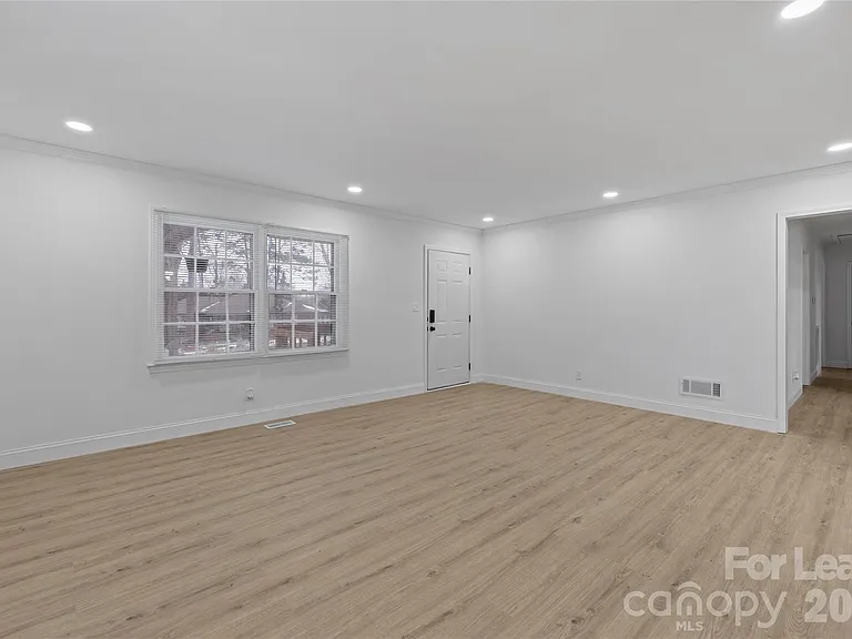 631 Townsend Ave — Photo 5