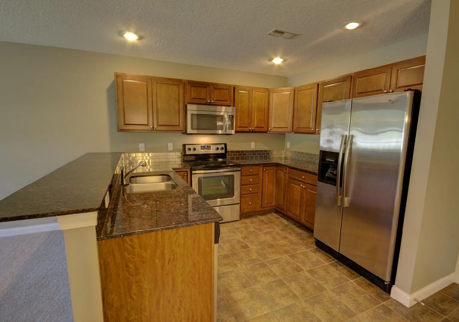 Gorgeous 3 Bedroom Townhome — Photo 2