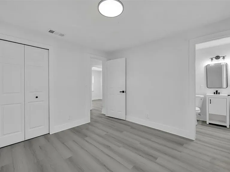 920 Lockhart St — Photo 5