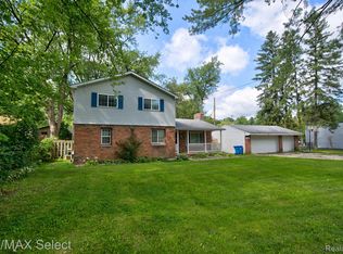 2955 Kenford Rd, Waterford, MI 48329