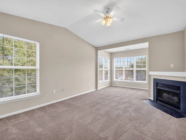 Brittany Commons Apartments — Photo 29