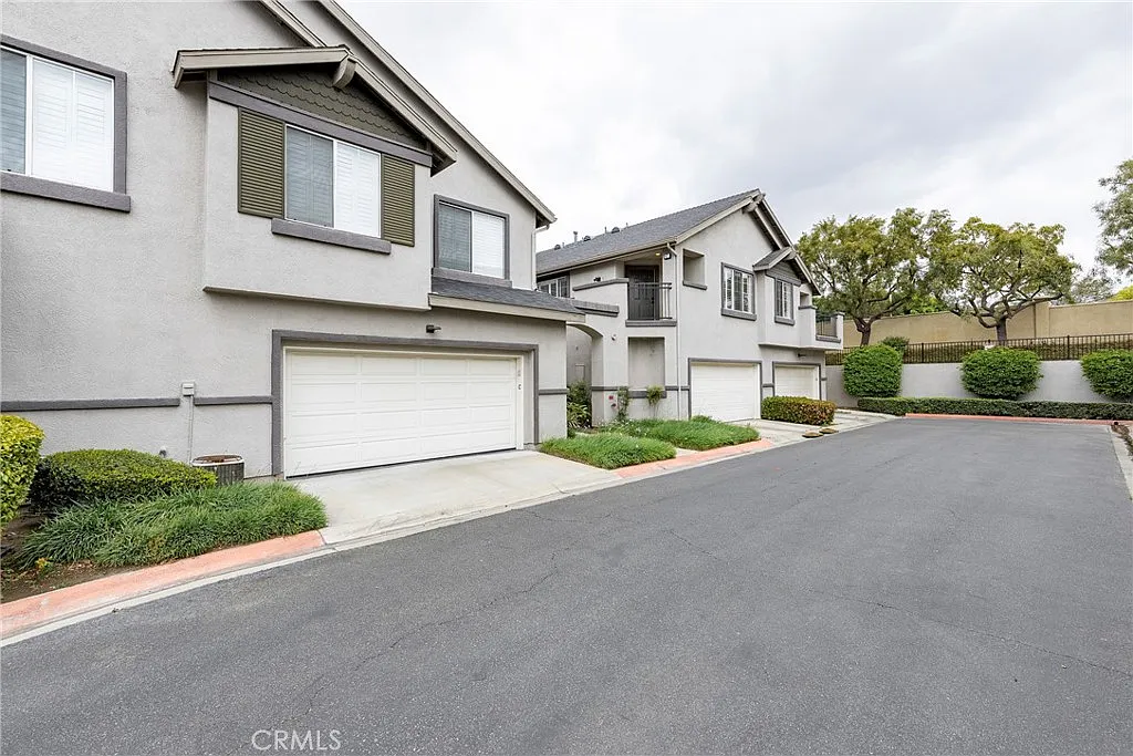 2 bed, 958 sqft, $3,450 — Photo 2