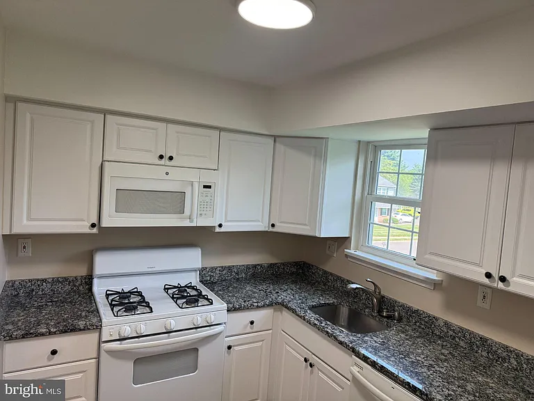 4515 Rosemarie Dr — Photo 7