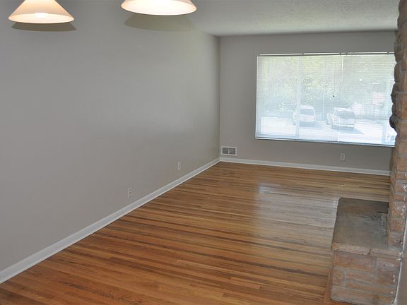 5th image of 995 E Hillview Dr