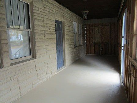 3rd image of 721 W Elm St