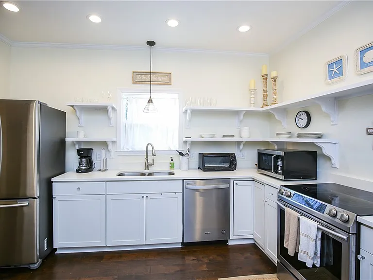 214 Clarke St — Photo 15