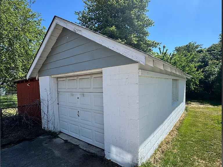 399 Dupont Ave — Photo 3