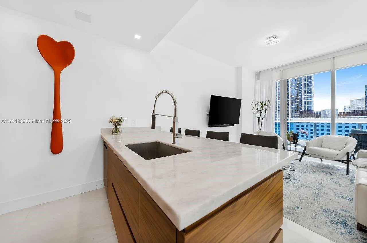 2 bed, 1607 sqft, $11,500 — Photo 2