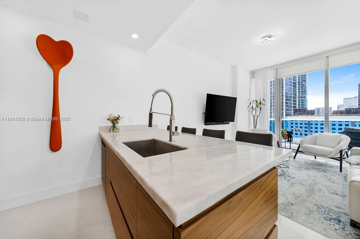 Building Photo - 200 Biscayne Boulevard Way #1406