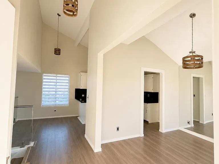 834 N Resler Dr — Photo 2