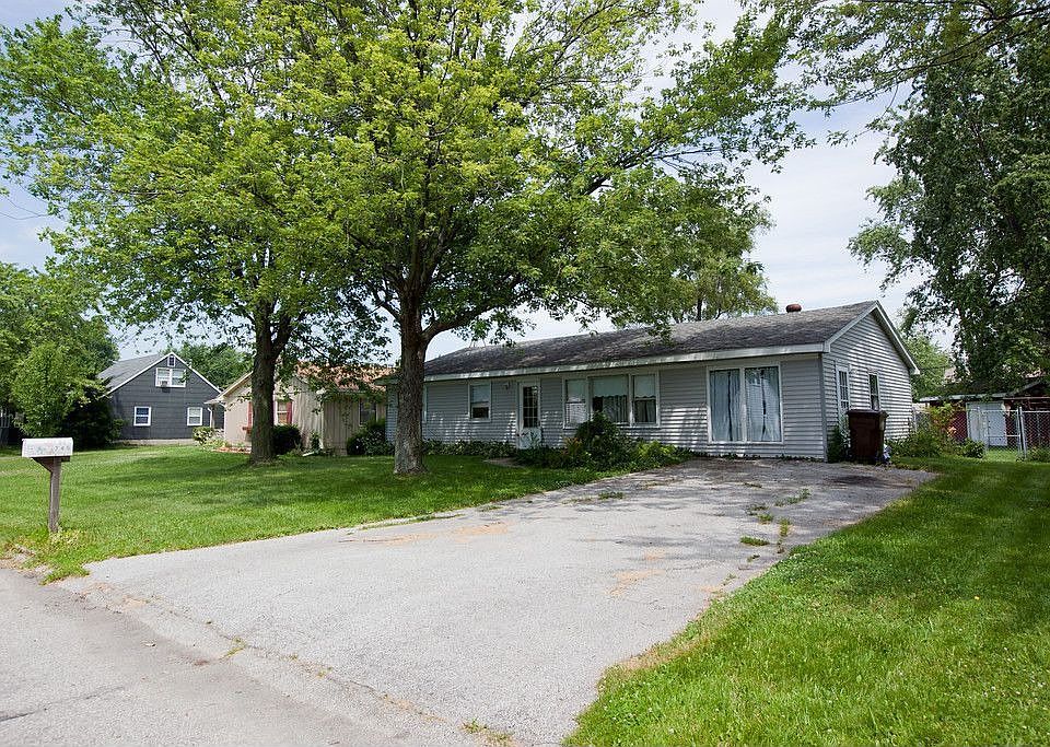 Front of the house. 4 cars can easily be parked at the same time in driveway