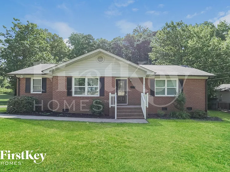 940 Ridgeway Dr — Photo 1