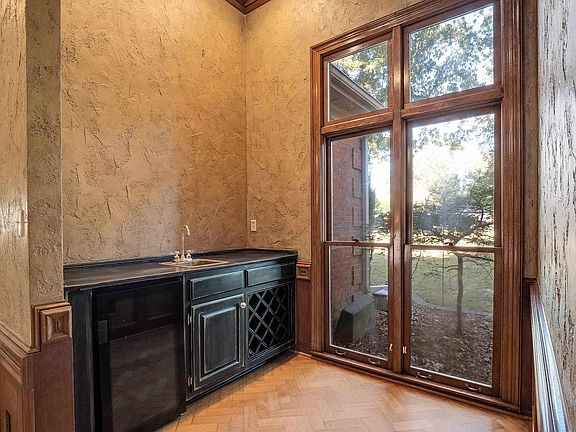 4th image of 2975 Country Place Dr W
