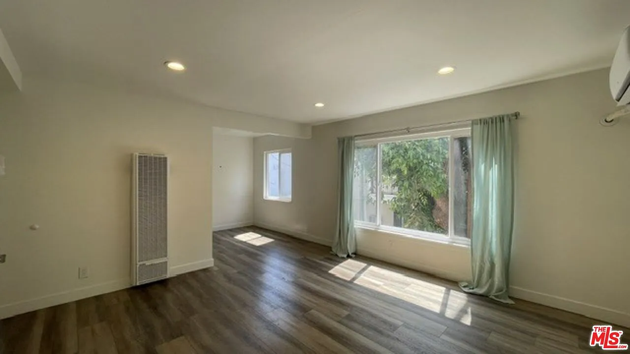 1 bed, 1.0 bath, 8895 sqft, $1,850 — Photo 2