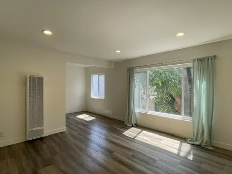 517 S Kenmore Ave #12 — Photo 2