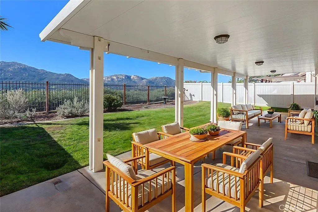3 bed, 2.5 bath, 1941 sqft, $3,650 — Photo 2
