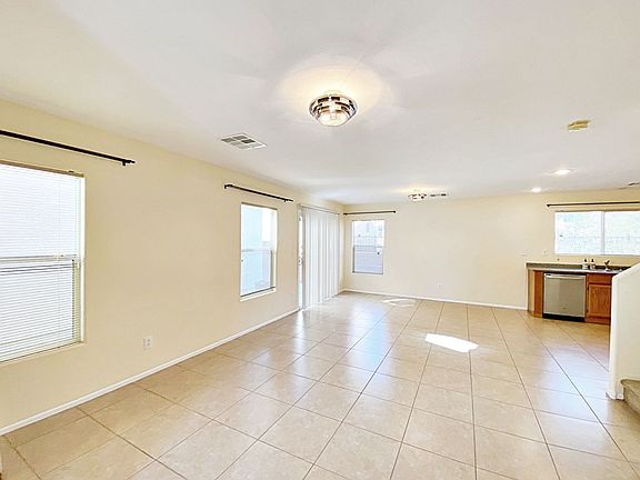 5th image of 592 Primrose Hill Ave