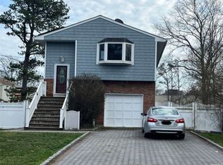 16 W Birch St, Islip, NY 11751