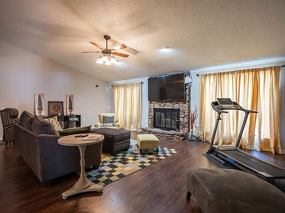 3rd image of 2335 Barwyn Pl N