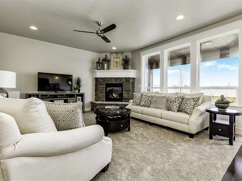 4 bed, 2.5 bath, 2382 sqft, $2,495 — Photo 4