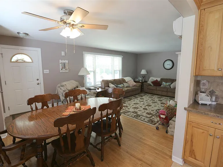 411 N Delavan Ave — Photo 10