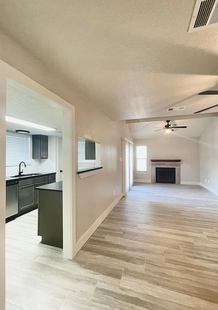 Two Weeks Free Rent! Location, Location, Location & Beautifully Renovated In 2023 2 Bedroom, 1.5 ... — Photo 2
