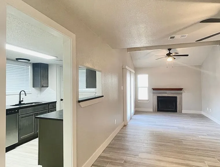 1226 Royal Crest Dr — Photo 2