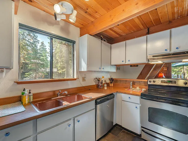 5658 Rhodesia Rd — Photo 8