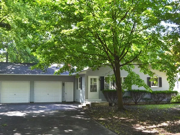 1708 Holiday Dr, Sandwich, IL 60548