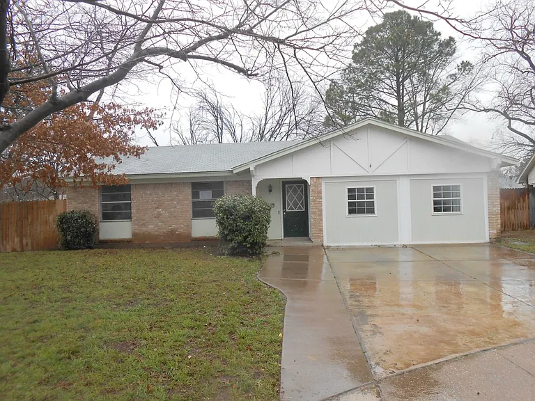 2305 Vassar Ct — Photo 1