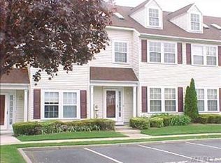 31 Stratford Cir, Farmingdale, NY 11735