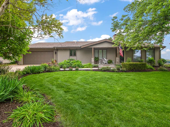 10 W Circle Dr, Saint Anne, IL 60964