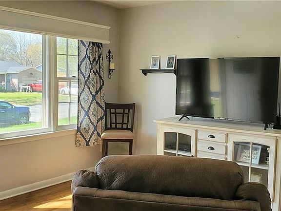 3rd image of 315 Doggett Dr