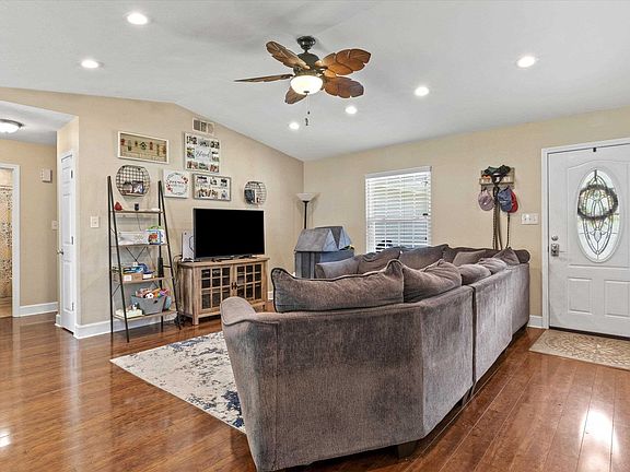 5th image of 137 Dawn Lauren Ln