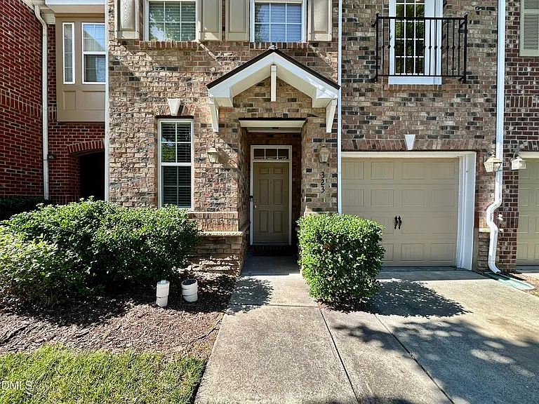 323 Longchamp Ln — Photo 3