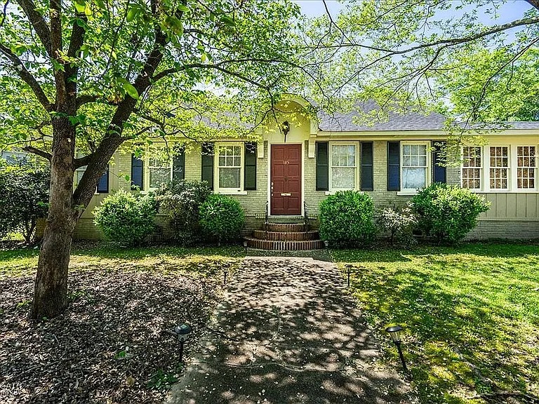 185 Oakridge Ave — Photo 1