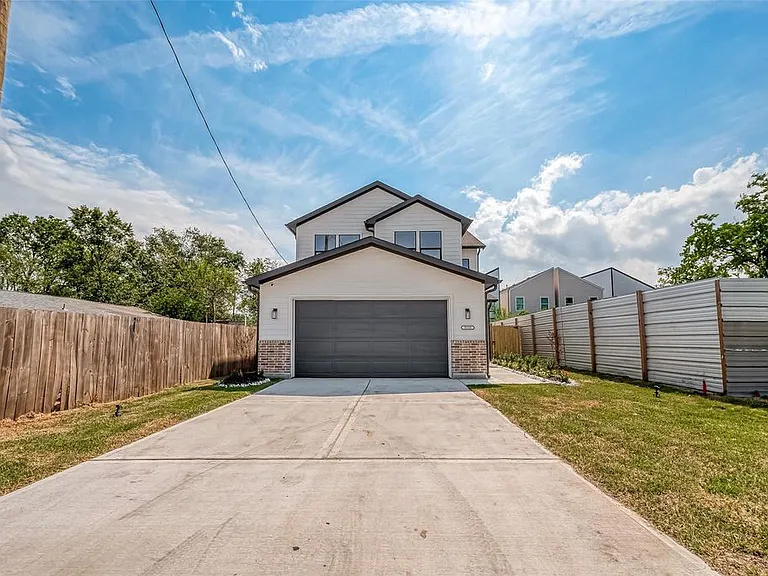 8128 Chateau St — Photo 2