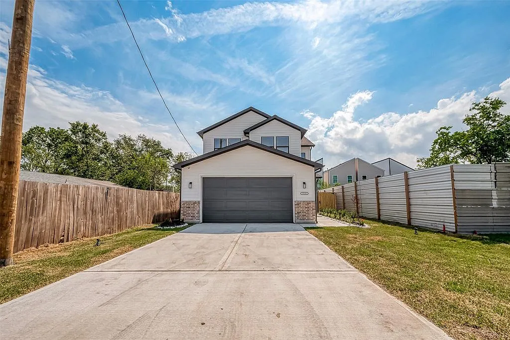 Building Photo - 8128 Chateau St