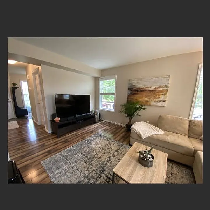 615 Lynd Cres #201