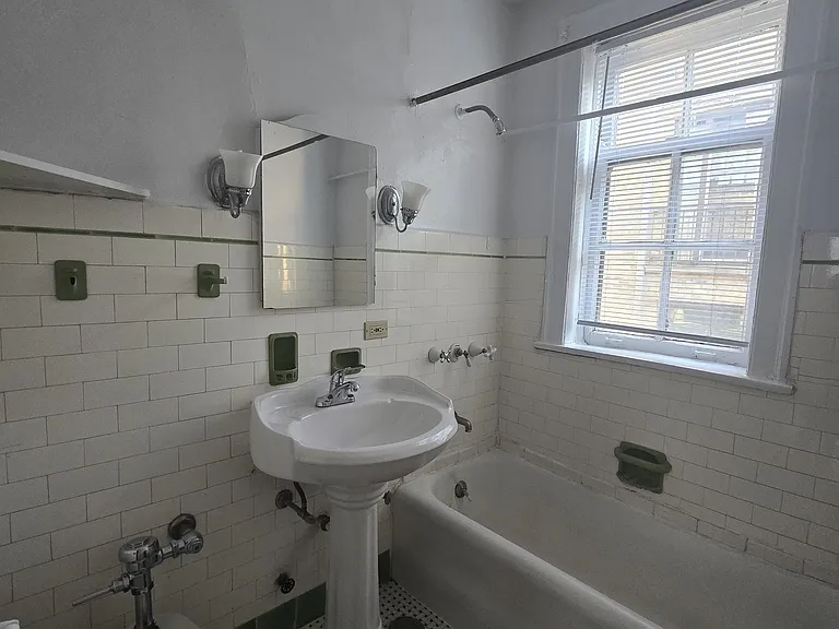 907 Elmwood Ave #D3 — Photo 3