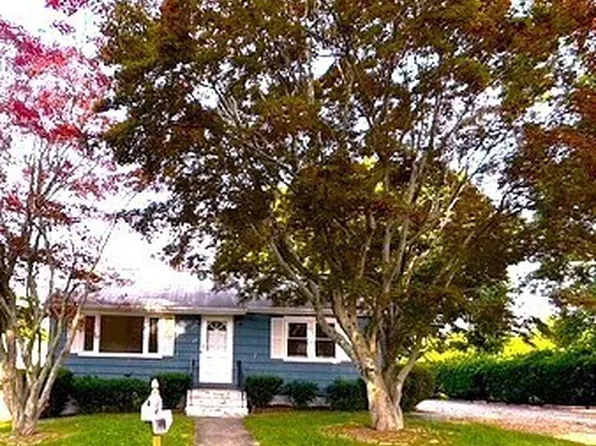 35 Pine St, Waterford, CT 06385