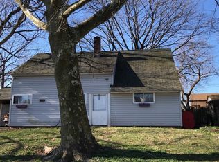 5 Huckleberry Ln, Levittown, PA