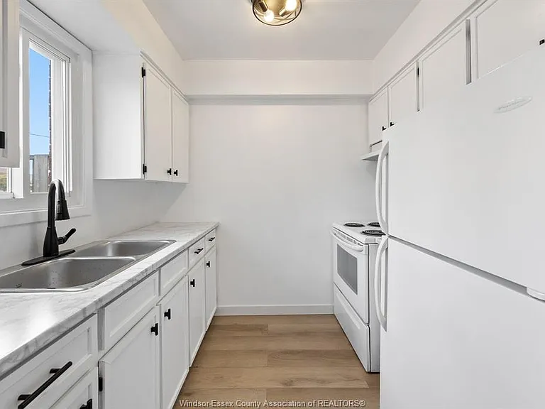 328 Fryer St — Photo 11