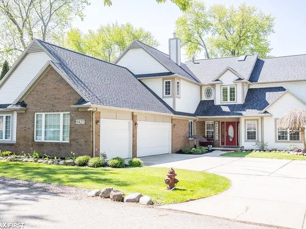 9427 Boncrest St, Commerce Township, MI 48382