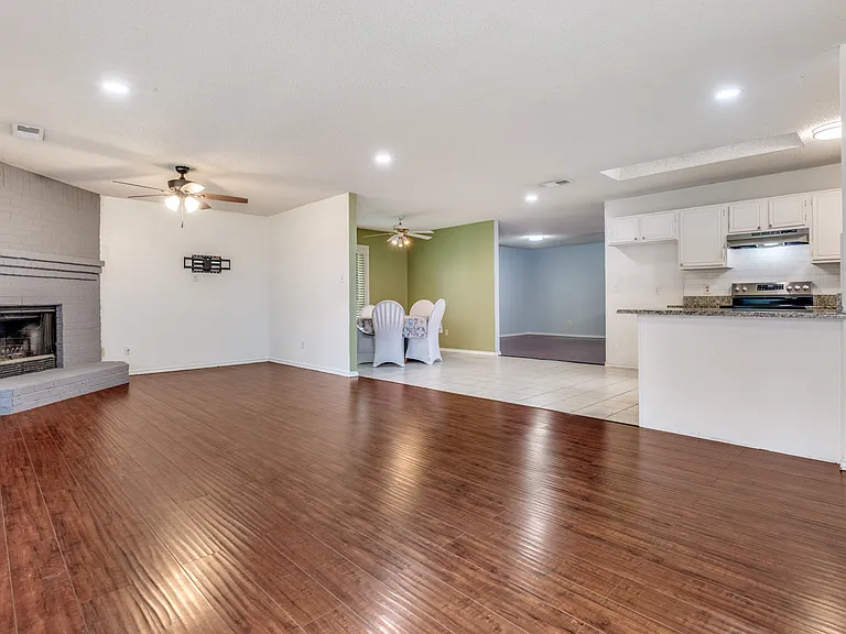 528 Lester St — Photo 4